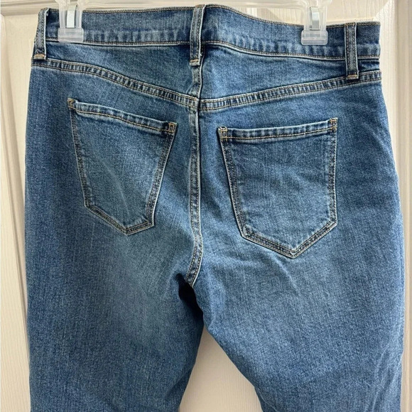 Old Navy Mid-Rise Petite Boyfriend Jeans - Picture 7 of 7